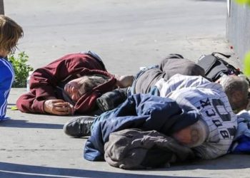 베벌리힐스 한복판에 알몸 노숙자…주민들 충격