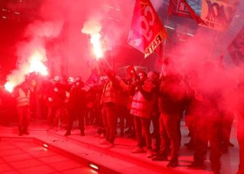 “억만장자 주머니에 돈 있다”…프랑스 시위대, LVMH 본사 난입