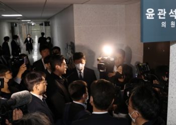 민주, ‘돈봉투’ 의혹에도 진상조사 논의도 못해…무기력 비판도