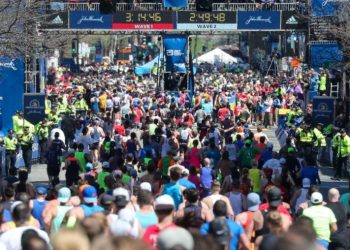 보스턴마라톤 폭탄테러 10주년 , ‘천천히 걷기’ 애도의 행사