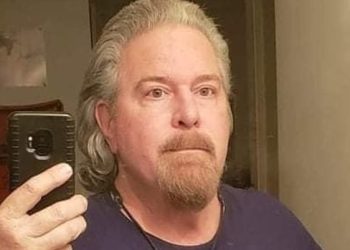 수업 중 학생들에게 부고 작성 과제 낸 교사 해고