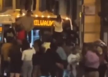 10대 수백여명 도심난동…방화, 총격 아수라장(영상)