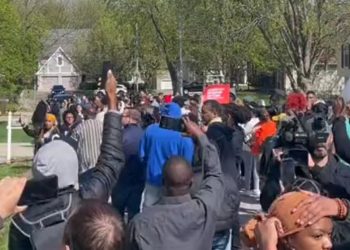 집 잘못 찾아간 흑인소년에 집주인 총격 중태(영상)