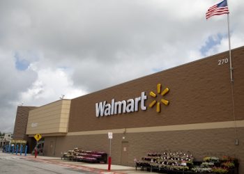 월마트 칼부림 용의자 도주 중 10대 4명 차로 치여…1명 사망, 3명 중상