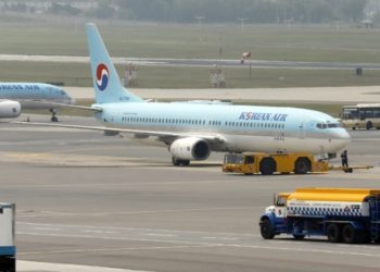 또 사고…대한항공 여객기, 활주로서 충돌할뻔