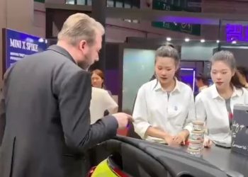 “왜 중국인만 아이스크림 안 줘” BMW 사과(영상)