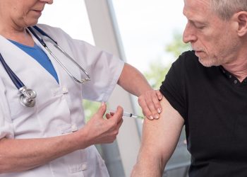 CDC, “65세 이상 코로나 부스터샷 한 번 더 맞아야”