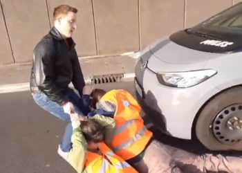 독일 기후운동가들, 접착제로 도로 몸 붙여 교통차단(영상)