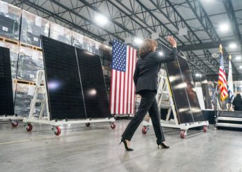 해리스, 한화큐셀 조지아 공장  찾아..”태양광 패널 250만개 생산”