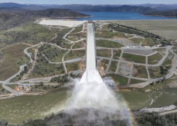 바닥 보였던 가주 최대 오로빌 호수, 수위 회복..수문 열고 방류시작