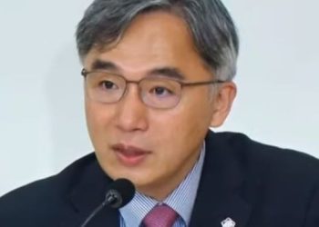 ‘박원순 측 변호’ 정철승 변호사, 후배 성추행 피소