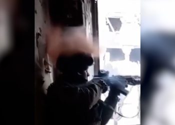 헬멧 비껴간 총알…전투 중 기적의 순간들(영상)