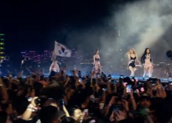 태극기 휘날린 코첼라…블랙핑크 “꿈 이뤘다”..객석에 태극기