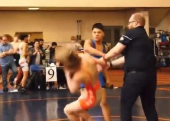 고교 레슬링 대회 패하자 악수하다 주먹질(영상)