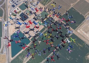 남가주 하늘에 할아버지 101명..고령 다이빙 신기록