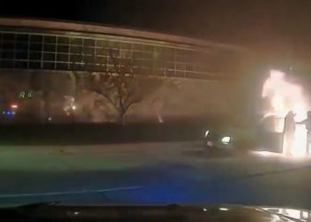 차에 불붙은 위스컨신 할아버지 구사일생(영상)