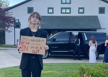 남성 정장 입고 프롬파티간 여고생 쫒겨나