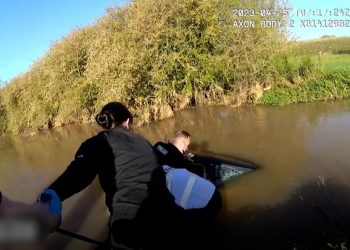 홍수 난 개울 빠진 승용차…인간사슬로 구조(영상)