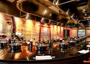 자신의 혈액 섞어 만든 칵테일 판 카페 종업원,