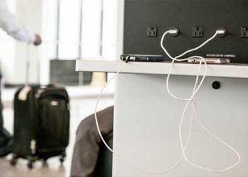 무료충전하다 전화기 통째로 털린다 “공항 휴대폰 충전 가급적 피해라”