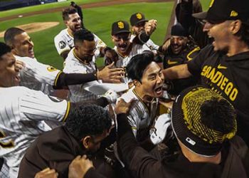 ‘백투백홈런’ 김하성, 시즌 첫 홈런포…끝내기 승 견인