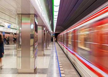 할리웃 전철역서 노숙자에 물어 뜯긴 경관 손가락 잘려