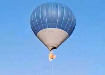 일가족 탄 열기구 추락…부모 사망, 딸만 생존(영상)