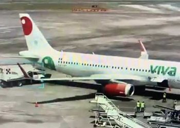 ‘운전자 졸도’ 기내식트럭, 여객기 충돌 동체 뚫려(영상)