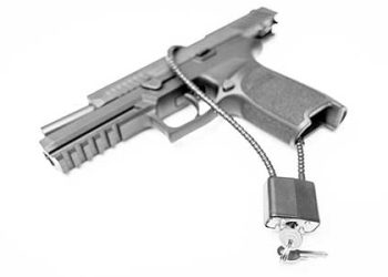 아이들 노는 소파에서 총기오발 ‘아찔한 사고’