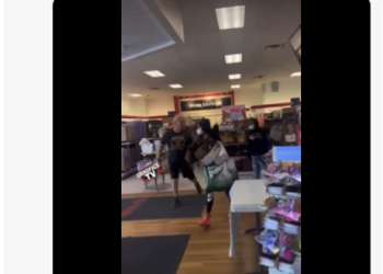 ‘당당한’ 싹쓸이 절도여성, 남성 주먹에 혼비백산(영상)