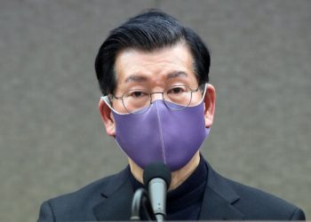 ‘이재명 조폭 연루 주장’ 변호사, 재판 받는다..’굿바이 이재명’ 저자