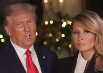 트럼프 피해여성 또 등장…”50년전 비행기서 성추행”