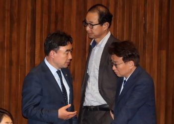 ‘돈봉투’ 민주당 윤관석·이성만 의원 자진 탈당