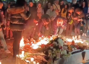 13살 소년 학교 총기난사, 9명 살해(영상)