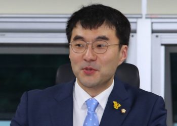 김남국 ’60억 코인’ 의혹 “대선 후 주식 산 이재명 닮아”