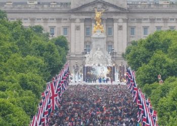 영국 찰스 3세 대관식 D-1, 100개국 정상 앞 버킹엄궁 행렬