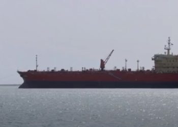 홍해 8년째 좌초 유조선 폭발위험 “환경재앙”(영상)