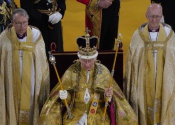 찰스 3세, 마침내 왕관 쓰고 즉위(화보∙영상)