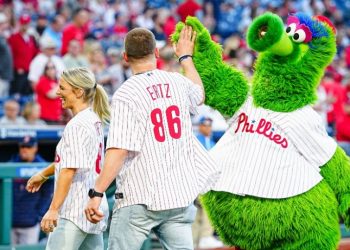 MLB 경기 중 불펜에 관객 추락…병원 이송