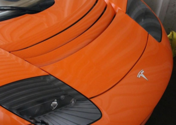 컨테이너 13년 방치 테슬라 경매 “이미 75만달러”