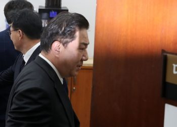 민주 20대 지지율 12%p 폭락