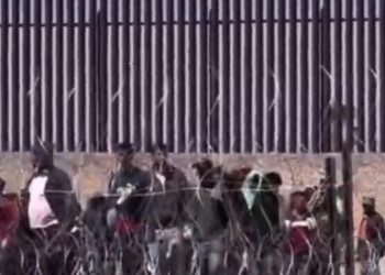 타이틀 42 종료 첫날, 이민자들 대거 국경 몰려(영상)