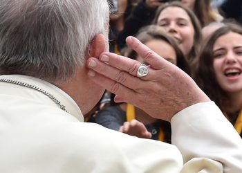 프란치스코 교황 “애완동물 키우는 대신 아이 낳아라”