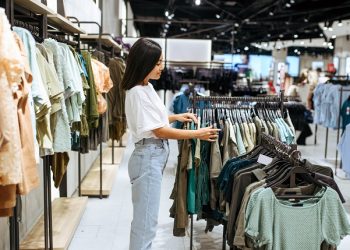 “기저귀부터 핸드백까지 줄줄이 인상”…판매감소 대비 가격 올려