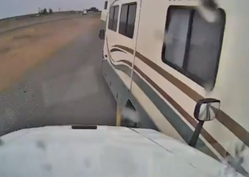 프리웨이서 겁없이 끼어들던 캠핑카의 최후(영상)