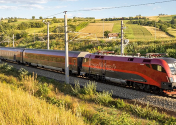 오스트리아 열차서 히틀러 연설 방송..승객들 충격