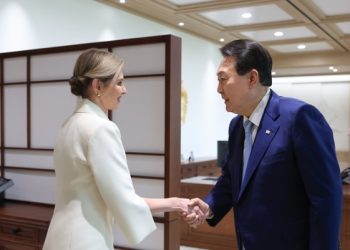 젤렌스키 대통령 부인 방한 “비살상 무기 지원해달라”