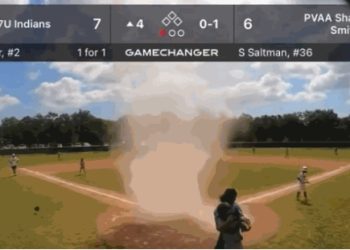 리틀 야구장 회오리 바람에 7살 포수 휘말려(영상)