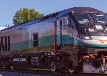 선밸리서 메트로링크 열차, 승용차와 충돌..1명 사망