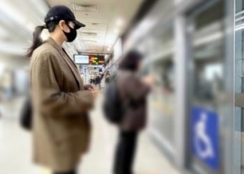 지하철 기다리는 김혜수…”일상이 화보네”